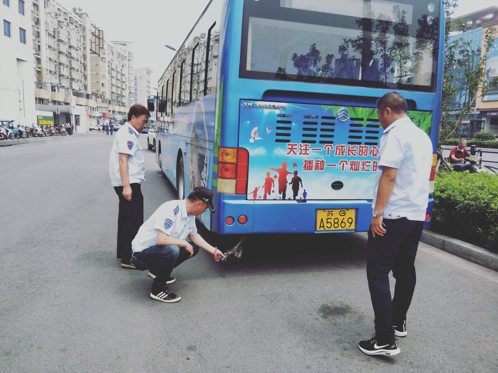 公交集團(tuán)公交事業(yè)一部加強(qiáng)夏季高溫安全隱患排查確保安全形勢(shì)持續(xù)穩(wěn)定